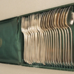 Ménagère de couverts en argent dans son écrin d’origine