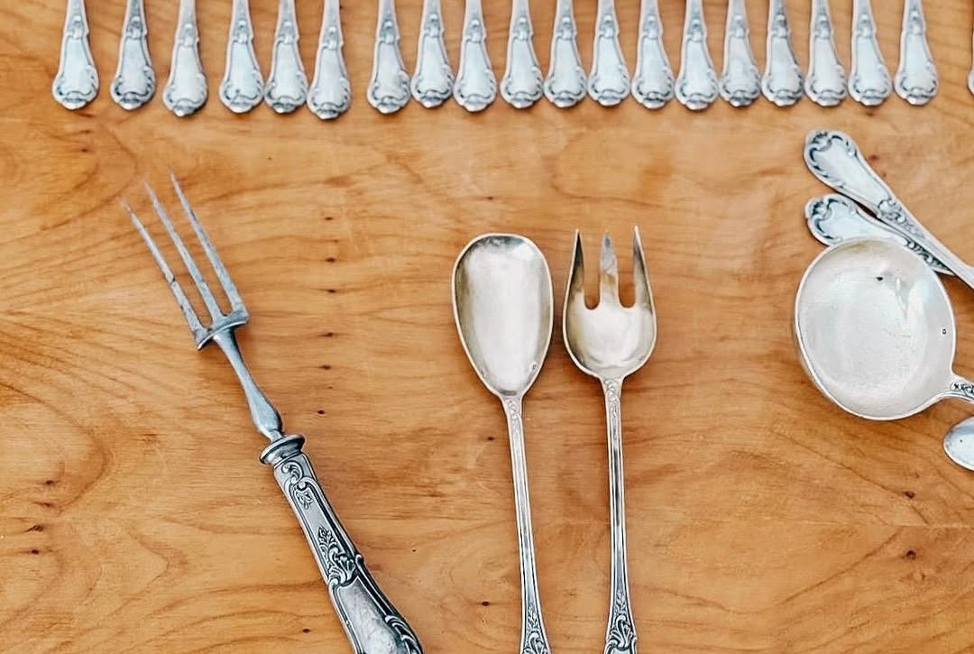 Ménagère en argent : fourchettes, cuillères et couverts de service sur une table