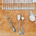 Ménagère en argent : fourchettes, cuillères et couverts de service sur une table
