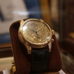 Montre en or présentée en vitrine, estimée pour un rachat
