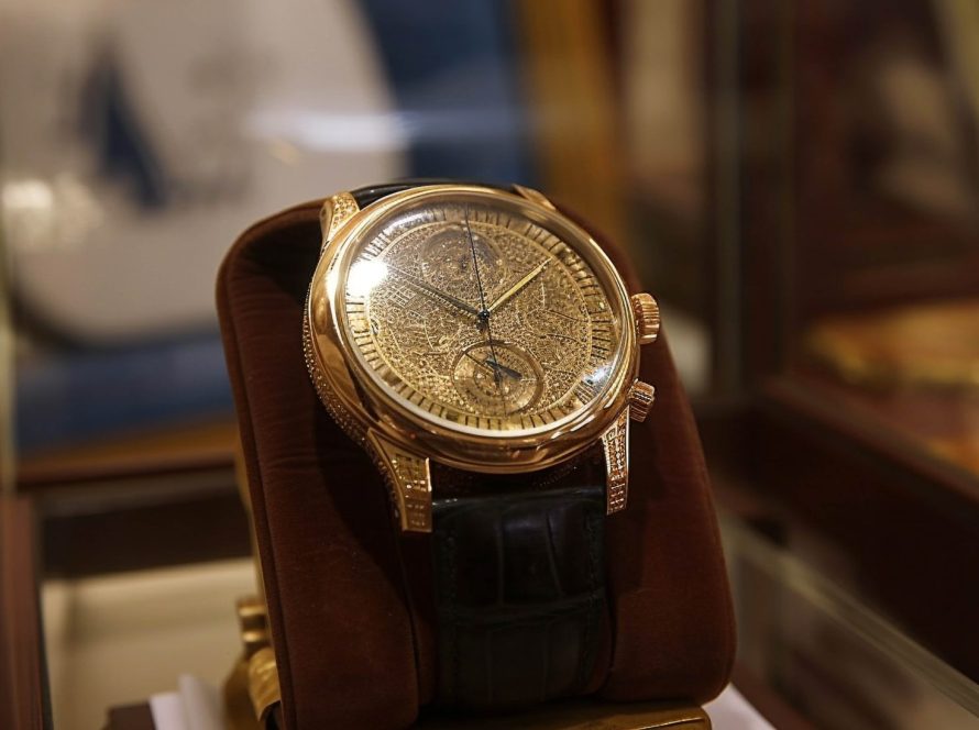 Montre en or présentée en vitrine, estimée pour un rachat